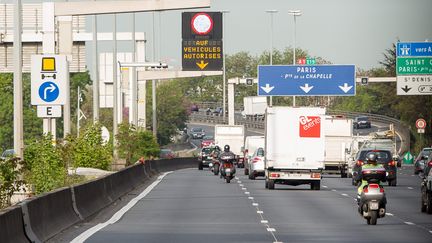 Inauguration de la voie dedi&eacute;e aux bus et aux taxis sur l'autoroute A1, entre Paris et Roissy (Val-d'Oise), le 29 avril 2015. (FRANCOIS LAFITE / WOSTOK PRESS / MAXPPP)