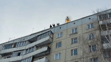 Un homme se jette du sommet d'un immeuble apr&egrave;s s'&ecirc;tre mis le feu. (  FRANCETV INFO / YOUTUBE)