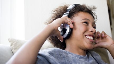 Selon une étude  du Centre de recherche en Neurosciences de Lyon, écouter de la musique rythmée et régulière aide les enfants à mieux s'exprimer. (EMELY / CULTURA CREATIVE / AFP)