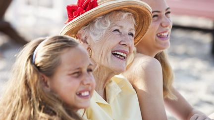 Selon une &eacute;tude britannique, on est plus heureux &agrave; 23 ans et &agrave; 69 ans. (GETTY IMAGES )