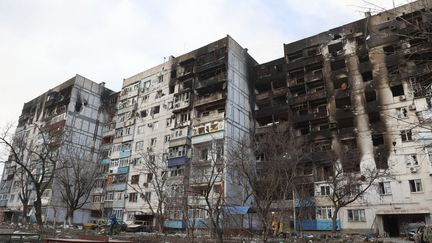 Un immeuble endommagé à Marioupol, ville porturaire du sud de l'Ukraine, le 27 mars 2022. (LEON KLEIN / ANADOLU AGENCY / AFP)