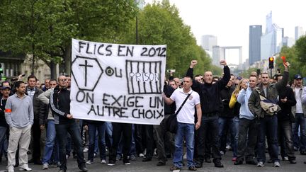 Des policiers manifestent &agrave; Paris le 4 mai 2012 pour apporter leur soutien &agrave; leur coll&egrave;gue de Seine-Saint-Denis mis en examen pour "homicide volontaire". (BERTRAND GUAY / AFP)