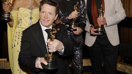 Michael J. Fox pose avec son prix lors de la 13e remise des prix des gouverneurs de l'Académie des arts et des sciences du cinéma au Fairmont Century Plaza le 19 novembre 2022 à Los Angeles, en Californie, Etats-Unis (KEVIN WINTER / GETTY IMAGES NORTH AMERICA)