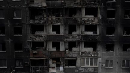 Une vue d'un immeuble de la ville de Marioupol le 10 mai 2022, dans le cadre de l'action militaire russe en Ukraine. Le réalisateur&nbsp;Mantas Kvedaravicius y a été tué en avril. (STRINGER / AFP)