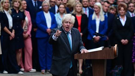 L'ancien Premier ministre britannique Boris Johnson lors de son discours de départ devant 10 Downing Street à Londres, le 6 septembre 2022. (DANIEL LEAL / AFP)