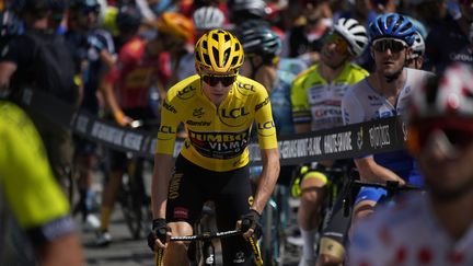 Le maillot jaune Jonas Vingegaard, au départ de la 17e étape du Tour de France, mercredi 19 juillet. (DANIEL COLE / AP)