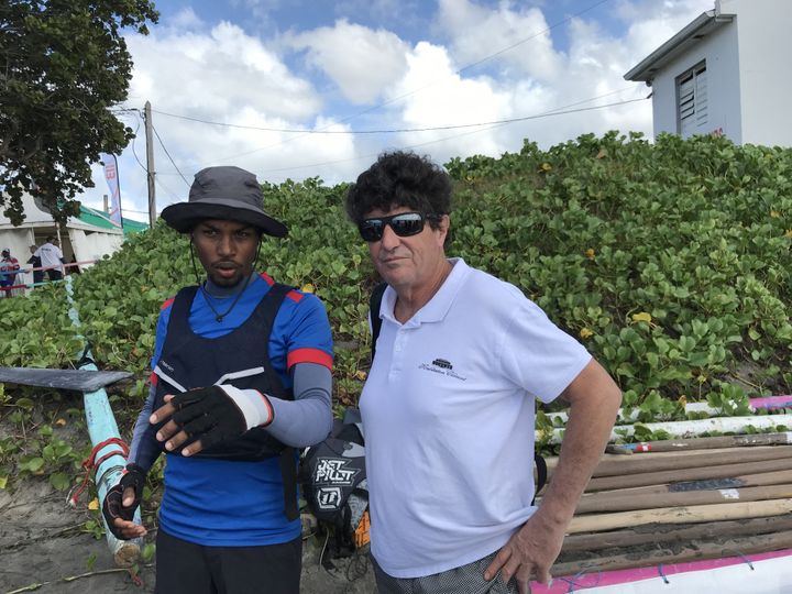 Remir Mathias, un des plus jeunes patrons de yole de Martinique, donne ses instructions à Jean le Cam. (JÉRÔME VAL / FRANCE-INFO)