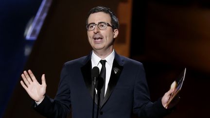 Le présentateur de talk-show John Oliver lors de la 67e cérémonie des Emmy Awards, à Los Angeles (Californie, Etats-Unis), le 20 septembre 2016. (LUCY NICHOLSON / REUTERS)