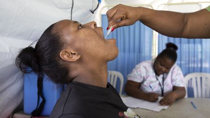 Administration d'une dose de vaccin oral contre le choléra, à Saint-Domingue, en République dominicaine, en janvier 2023. (ORLANDO BARRIA / EFE)