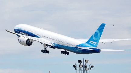 Un avion Boeing 777X décolle de l'aéroport de Paine Field pour réaliser un vol test, à Everett (Etats-Unis), le 26 juin 2024. (JENNIFER BUCHANAN / POOL / AFP)