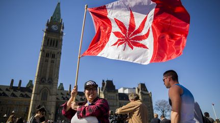 Manifestation pour la légalisation du cannabis à Ottawa, en avril 2016. (CHRIS ROUSSAKIS / AFP)