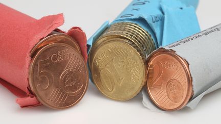 Des rouleaux de pi&egrave;ces de 2, 5 et 10 centimes d'euros. (PERSCHFOTO / DPA)