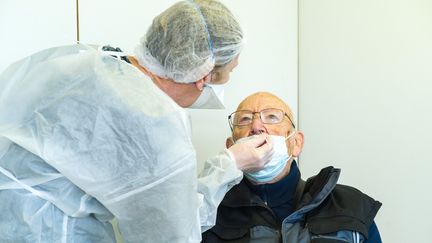 Un homme se fait tester pour le Covid-19 à Montauban (Tarn-et-Garonne), le 30 décembre 2021.&nbsp; (PATRICIA HUCHOT-BOISSIER / HANS LUCAS / AFP)