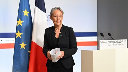 Elisabeth Borne, le 26 avril 2023 à Paris, après son discours de présentation de la feuille de route du gouvernement pour les "100 jours d'apaisement" promis par Emmanuel Macon. (BERTRAND GUAY / AFP)