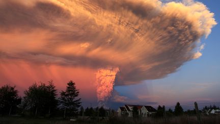 Le volcan Calbuco s'est r&eacute;veill&eacute;, le 22 avril 2015, au Chili. L'impressionnant nuage de cendres est photographi&eacute;, au cr&eacute;puscule, &agrave; Puerto Montt. &nbsp; (DIEGO MAIN / ATON CHILE / AFP)