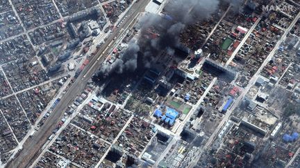 Cette image satellite publiée par Maxar Technologies montre un réservoir de pétrole en feu et d'une zone industrielle à Chernihiv, en Ukraine, le 21 mars 2022. (AFP PHOTO / Satellite image 2022 Maxar Technologies)