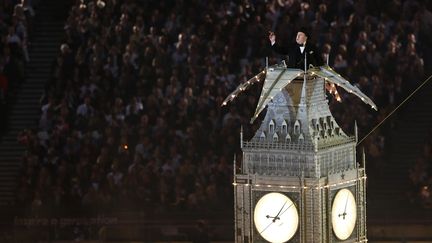 Timothy Spall, alias&nbsp;Winston Churchill, premier ministre de la Grande-Bretagne pendant la seconde guerre mondiale, est mont&eacute; en haut de Big Ben pour l'occasion. (FABRIZIO BENSCH / REUTERS)