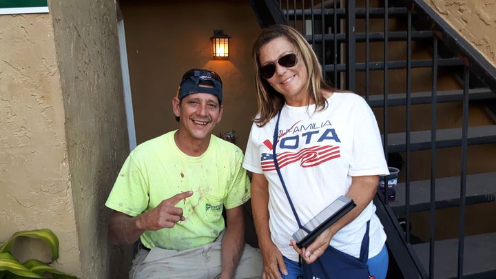 Estrella, militante de Mi Famiglia vota avec Georges, un Portoricain votant en Floride&nbsp; (Alice Serrano / RADIO FRANCE)