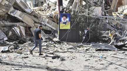 Le portrait d'Hassan Nasrallah, ancien chef du Hezbollah, au milieu des ruines de bâtiments bombardés par une frappe israélienne à Beyrouth, au Liban, le 2 octobre 2024. (FADEL ITANI / AFP)