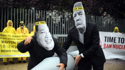 Des militants anti-armes nucléaires portant des masques du président américain Donald Trump et du leader nord-coréen Kim Jong-un, devant l'ambassade des Etats-Unis, à Berlin, en octobre 2017.&nbsp;&nbsp; (BRITTA PEDERSEN / DPA)