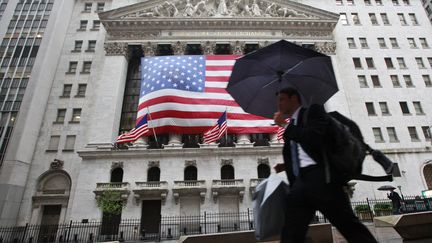 La Bourse de New York (Etats-Unis), le 4 juin 2012. L'OCDE pr&eacute;voit une am&eacute;lioration de la situation &eacute;conomique am&eacute;ricaine. (BRENDAN MCDERMID / REUTERS)