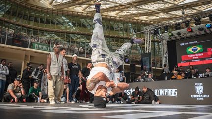 Un danseur de break performe durant un festival à Paris, le 24 mai 2024. (STEPHANE MOUCHMOUCHE / HANS LUCAS / AFP)