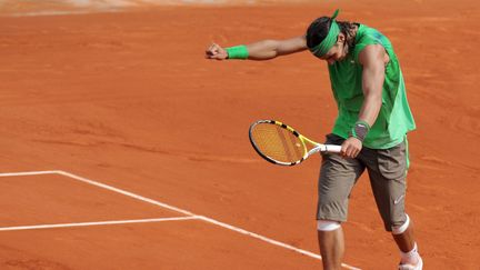 Rafael Nadal n'a que 23 ans et il s'impose déjà comme une légende de Roland-Garros. Quatrième titre pour l'Espagnol à Paris, qui inflige à Roger Federer la plus lourde défaite de sa carrière en Grand Chelem (6-1, 6-3, 6-0), le 8 juin 2008. (PIERRE-FRANCK COLOMBIER / AFP)