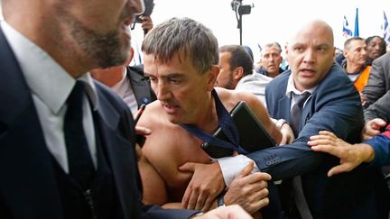 &nbsp; (Le DRH d'Air France Xavier Broseta, chemise arrachée, a été évacué par le service d'ordre, après avoir été pris à partie par des manifestants lors du CCE © Reuters)