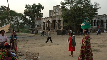 Marché à Kisangani devant un ancien immeuble colonial. (Julien Harneis/Flickr, CC BY-ND)