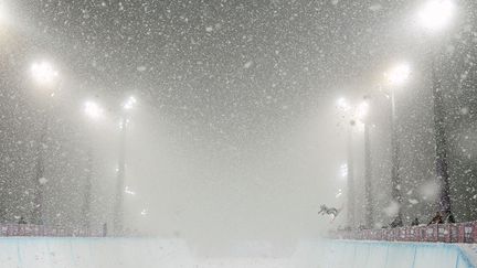 Un comp&eacute;titeur lors de l'&eacute;preuve de ski freestyle half pipe aux Jeux olympiques de Sotchi (Russie), le 18 f&eacute;vrier 2014. (MIKE SEGAR / REUTERS)