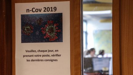 Coronavirus : "Il faut réduire les contacts sociaux, professionnels et amicaux", estime le Dr Damien Mascret