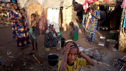 Dans le camp, les enfants n’échappent pas aux difficultés rencontrées par leurs familles. Certains sont désespérés. Dans le reportage "Journée de l’enfant africain", que Mali.net leur a consacré le 16 juin 2019, le site raconte&nbsp;: "A Koulongo, au cours d’une récente attaque d’un groupe de terroristes, un gamin a reçu une balle en plomb dans un pied. Une autre balle a traversé sa main. Il a vécu cet enfer juché sur le dos de sa grand-mère qui tentait d’échapper à la tuerie. La vieille, fauchée par une balle, est décédée. L’enfant est aujourd’hui traumatisé. Le plomb qui demeure toujours dans son pied fait planer (...) un risque de gangrène." &nbsp;&nbsp; (MICHELE CATTANI / AFP)