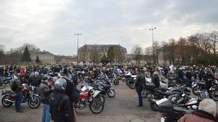 200 motards en colère manifestent à Paris