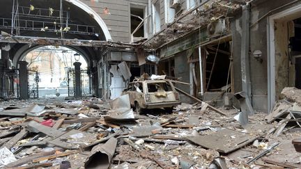 Un bâtiment après le bombardement par les forces russes de la place de la Constitution à Kharkiv, la deuxième plus grande ville d'Ukraine, le 2 mars 2022. (SERGEY BOBOK / AFP)