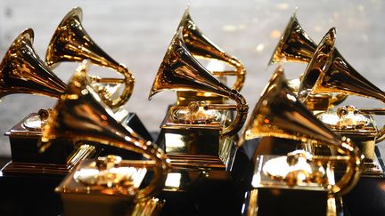 Les trophées qui seront décernés lors de la 60e édition des Grammys Awards,&nbsp;à New York, le 28 janvier 2018. (DON EMMERT / AFP)