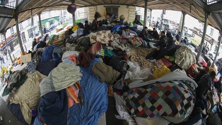 Le camp de migrants sur la place Stalingrad, dans le 19e arrondissement de Paris, le 23 mars 2016.
 (JOEL SAGET / AFP)