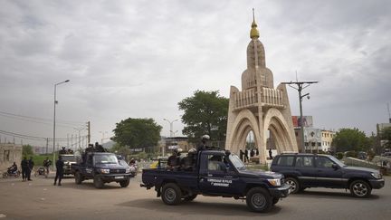 Des policiers anti-émeute maliens sur la place de l'Indépendance à Bamako, le 25 mai 2021. (MICHELE CATTANI / AFP)