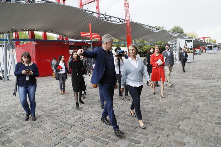 La ministre de la Culture Françoise Nyssen en compagnie de Didier Fusillier, président de la Grande Halle et du Parc de la Villette, le 19 mai 2017.
 (Thomas Samson / AFP)