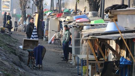 Un camp de Roms le long du boulevard p&eacute;riph&eacute;rique parisien, pr&egrave;s de la porte de la Villette (Paris), le 17 janvier 2013. (MAXPPP)