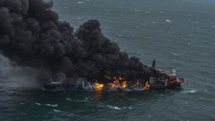 Un incendie à bord du porte-conteneurs "MV X-Press Pearl", au large du Sri Lanka, le 1er juin 2021. (EYEPRESS NEWS / AFP)