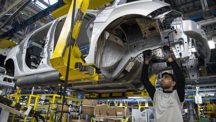 Ouvrier sur une ligne d'assemblage de l'usine Meloussa du constructeur automobile Renault, à Tanger, le 12 mars 2018.&nbsp; (FADEL SENNA / AFP)