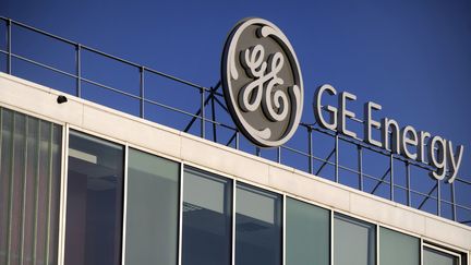 Un logo de General Electric sur un b&acirc;timent du groupe am&eacute;ricain, &agrave; Belfort (Territoire de Belfort), le 29 octobre 2009. (SEBASTIEN BOZON / AFP)