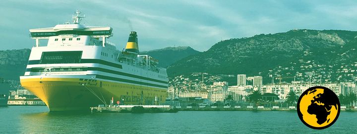 Un ferry, reliant le continent à la Corse, stationne dans le port de Toulon (Var), le 30&nbsp;décembre&nbsp;2018. (CAMILLE ADAOUST / FRANCEINFO)