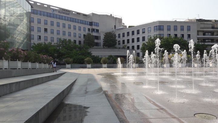 Le parc André-Citroën et ses 64 jets d'eau sont très prisés des parisiens pour se rafraîchir pendant l'épisode de canicule.&nbsp; (Mathilde Lemaire - franceinfo)