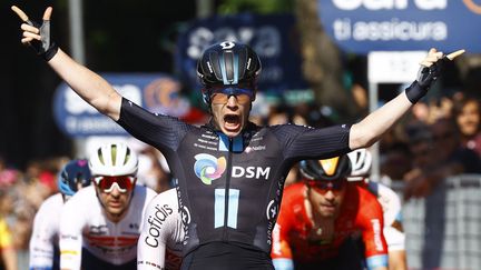 Alberto Dainese (Team DSM) célèbre sa victoire sur la onzième étape du Giro, à Reggio Emilia, le 18 mai 2022. (LUCA BETTINI / AFP)