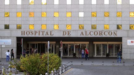 L'h&ocirc;pital d'Alcorcon pr&egrave;s de Madrid (Espagne), o&ugrave; sont soign&eacute;s l'aide-soignante contamin&eacute;e par le virus Ebola et son mari, le 6 octobre 2014.&nbsp; (  MAXPPP)