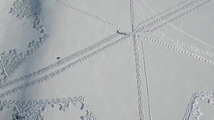 En Savoie, le "snow-artiste" Simon Beck dessine avec la neige