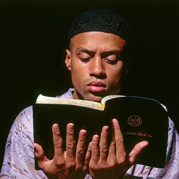 Le basketteur Mahmoud Abdul-Rauf lit le Coran, en 1995, à Denver (Colorado, Etats-Unis). (NBA PHOTOS / NBAE)