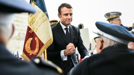 Au pied de l'Arc de Triomphe, le nouveau président salue des anciens combattants. (XAVIER POPY / REA)