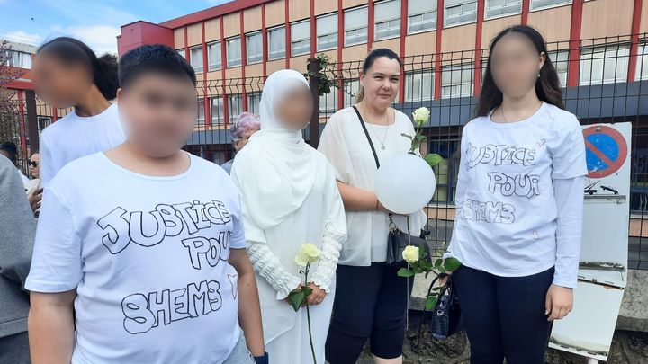 Dans le cortège, des t-shirts blancs demandent "Justice pour Shems". (WILLY MOREAU / RADIOFRANCE)